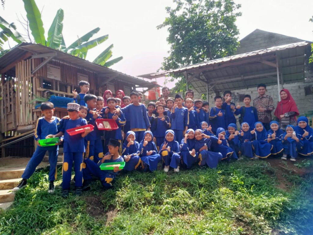 Kunjungan siswa SD ke Kandang Galanggang Raya Farm di Kota Solok