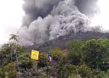 Saat Petugas Evakuasi Korban, Gunug Marapi Kembali Muntahkan Awan Panas