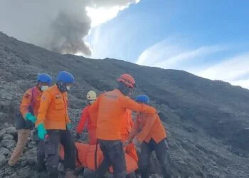 Beginilah Situasi di Gunung Marapi, Petugas Lakukan Evakuasi