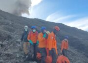 Petugas Bawa Kantong Jenazah Para Pendaki Gunung Marapi