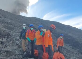 Petugas Bawa Kantong Jenazah Para Pendaki Gunung Marapi