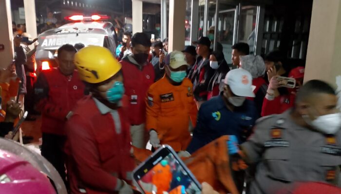 Tak Berselang Lama, Tujuh Kantong Jenazah Kembali Tiba di RSAM Bukittinggi