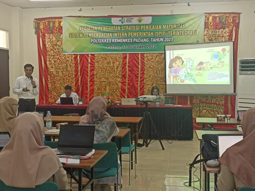 Ket. Foto : Auditor Muda Perwakilan BPKP Sumbar, Roni Nanda Pratama menjelaskan SPIP Terintegrasi menggunakan konsep Dora The Explorer. YESI