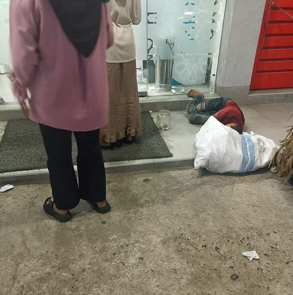 Ket. Foto : Anak Jalanan yang tidur di depan sebuah ATM di Jl. Gajah Mada Kec. Nanggalo, Selasa (12/12).