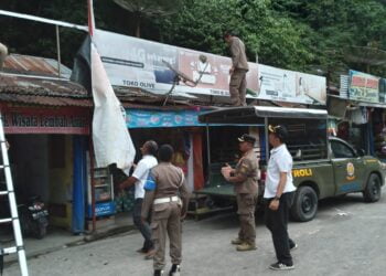 Bermasalah, Bapenda Tanah Datar Turunkan Reklame Tertunggak Pajak