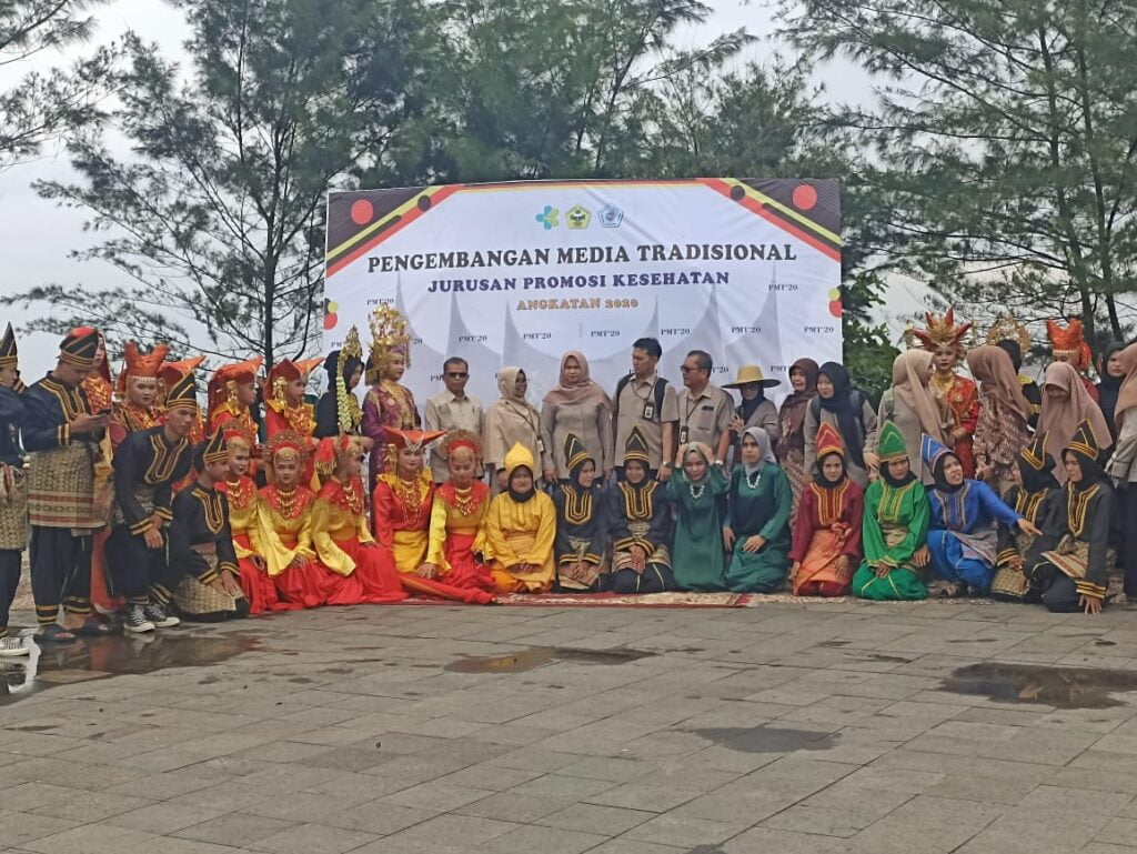 Ket. Foto : Suasana penampilan seni saat ujian pengembangan media tradisional Jurusan Promosi Kesehatan Poltekkes Kemenkes Padang, Senin (18/12). YESI