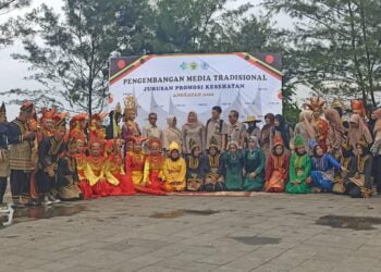 Ket. Foto : Suasana penampilan seni saat ujian pengembangan media tradisional Jurusan Promosi Kesehatan Poltekkes Kemenkes Padang, Senin (18/12). YESI