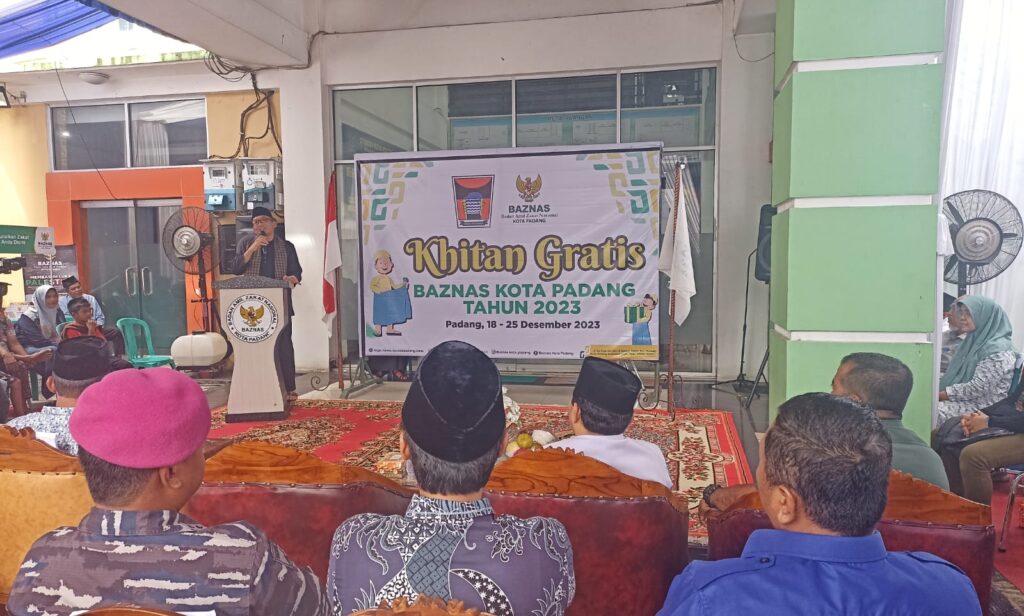 Walikota Padang, Hendri Septa membuka kegiatan khitan massal gratis yang diadakan oleh Baznas Kota Padang, Senin (18/12). YESI