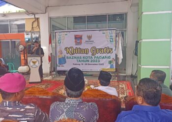 Walikota Padang, Hendri Septa membuka kegiatan khitan massal gratis yang diadakan oleh Baznas Kota Padang, Senin (18/12). YESI