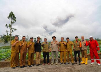 Bupati Tanah Datar Bantu Korban Erupsi, Puluhan Relawan Diberangkatkan
