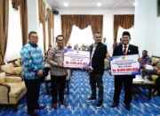 Bupati Tanah Datar Serahkan Dana Hibah Pilkada Serentak Tahun 2024 Kepada KPU Dan Bawaslu 