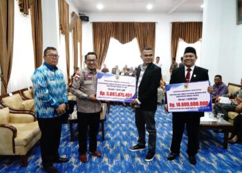 Bupati Tanah Datar Serahkan Dana Hibah Pilkada Serentak Tahun 2024 Kepada KPU Dan Bawaslu 