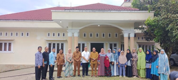 Bupati Tanah Datar, Eka Putra dan Sekda, Iqbal Ramadi Payana bersama Kafilah Tanah Datar yang mengikuti MTQN Tingkat Sumbar di lokasi penginapan kafilah di Jorong Sungai Rambutan, Nagari Lubuk Gadang Selatan, Kabupaten Solsel, Selasa  (12/12). REZKY