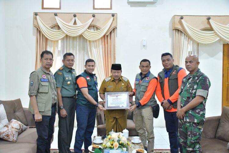 Tim BNPB menyerahkan bantuan untuk penanganan banjri bandang kepada Bupati Agam, Andri Warman di Mess Pemkab Agam Belakang Balok, Bukittinggi, Selasa (12/12).  IST