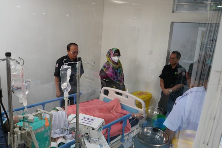 Direktur Utama RSUP Dr. M. Djamil, Dovy Djanas bersama unsur manajemen melakukan peninjauan langsung ke ruang rawat pasien ZZ, Rabu (13/12). IST
