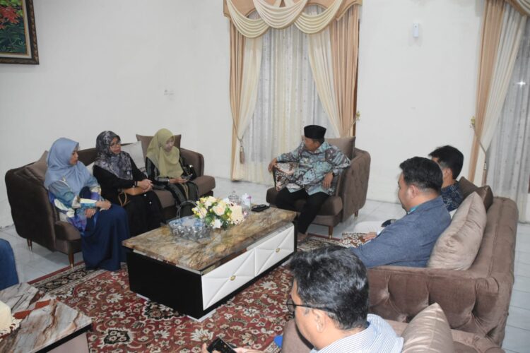 PDPAI saat beraudiensi dengan Bupati Agam, Andri Warman di Mess Pemkab Agam, Belakang Balok, Bukittinggi, Rabu (13/12). Pada kesempatan itu, PDPAI mengajak pemda untuk berkomitmen memerangi HIV/AIDS. IST