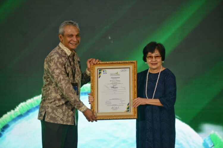 DIREKTUR Utama PT Semen Padang, Asri Mukhtar Dt Tumangguang Basa (kiri) menerima Penghargaan ICA 2023 di Jakarta, Senin (4/12). Penghargaan itu diserahkan oleh anggota Komite CSR yang juga Sekretaris Komite Penilai ICA dan ISDA 2023, Prof. Asnath M. Fuah. IST