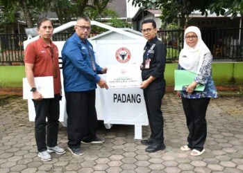 Semen Padang Serahkan Bantuan 1 Unit Kontainer Sampah ke DLH