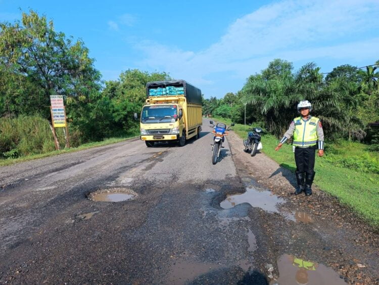 Dinas Perhubungan atau Dishub Dharmasraya memberlakukan pembatasan operasional kendaraan angkutan barang, mulai hari ini, Kamis (21/11/2024).
