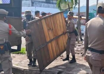 Lapak PKL Pasar Raya Padang Diangkut Satpol PP