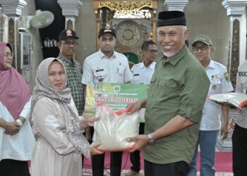 Gubernur Sumbar Salurkan Bantuan Cadangan Pangan pada Warga Terdampak Bencana di Nagari Pangkalan