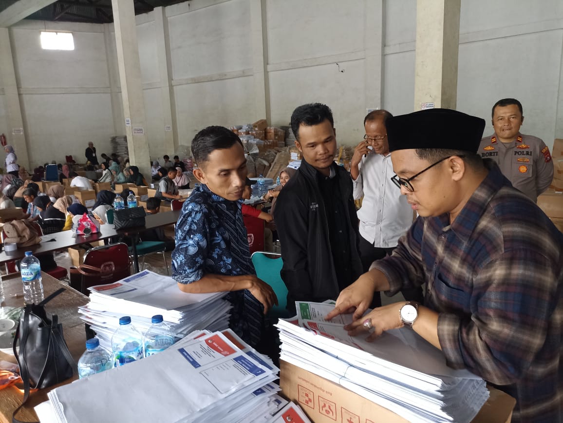 KPU Sumbar Tinjau Logistik Di Solok, Pastikan Semua Logistik ...