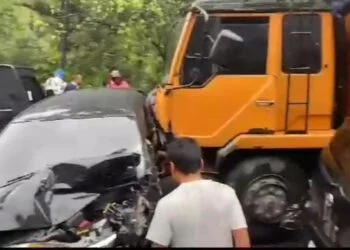 Satu Unit Truk Tabrak Tiga Mobil