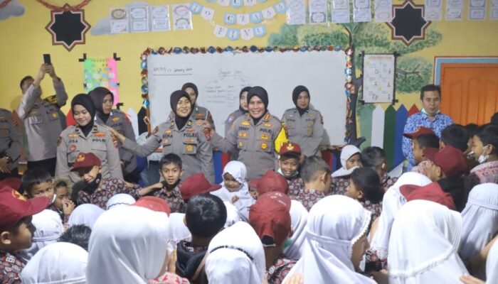 Polresta Bukittinggi dan Polda Sumbar Gelar Trauma Healing bagi Warga Bermukim di Lereng Gunung Marapi