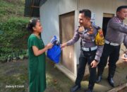 Bagikan Sembako, Kasat Lantas Dengar Curhatan Warga