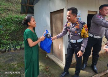 Bagikan Sembako, Kasat Lantas Dengar Curhatan Warga