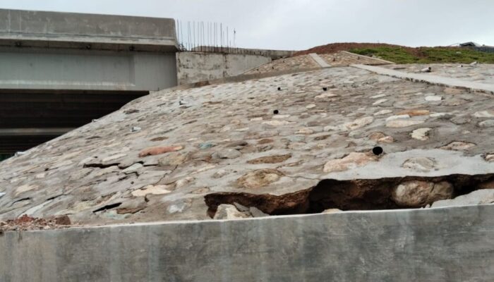 Pecah dan Retak Tol Padang Sicincin, Kualitas Bangunan Dipertanyakan?