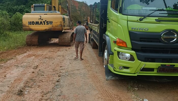 Angkut Material Longsor, Dinas PUPR Kota Solok Kerahkan Dua Unit Truk
