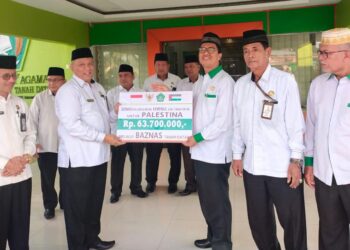 Kepala Kantor Kemenag  Serahkan 163 Juta untuk Palestina Melalui BAZ Tanah Datar