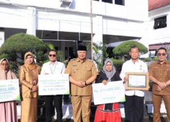 Wali Kota Solok Serahkan Santunan BPJS Ketenagakerjaan Kepada Dua Ahli Waris