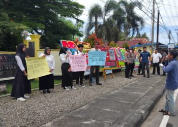 Tuntut Klarifikasi Kepala Daerah, Sejumlah Mahasiswa Demonstrasi di Depan Gedung DPRD Pariaman