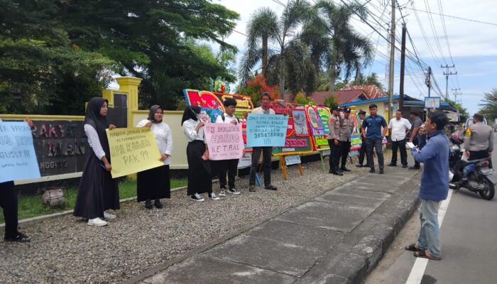 Tuntut Klarifikasi Kepala Daerah, Sejumlah Mahasiswa Demonstrasi di Depan Gedung DPRD Pariaman