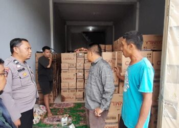 Wartawan Temukan  Sembako Diduga Ditimbun di Sebuah Gudang