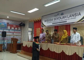 Wisuda Sekolah Lansia di Nanggalo, DP3AP2KB Kota Padang Bangga