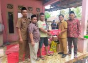 Dinsos Dharmasraya Serahkan Bantuan Korban Kebakaran