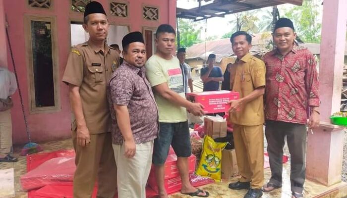 Dinsos Dharmasraya Serahkan Bantuan Korban Kebakaran