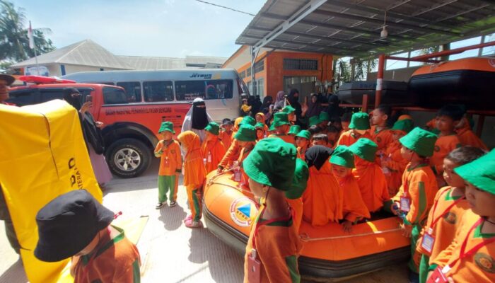 Edukasi Tanggap Bencana, Anak-Anak TK Dar El-Iman Diajak Keliling Markas BPBD Kota Padang