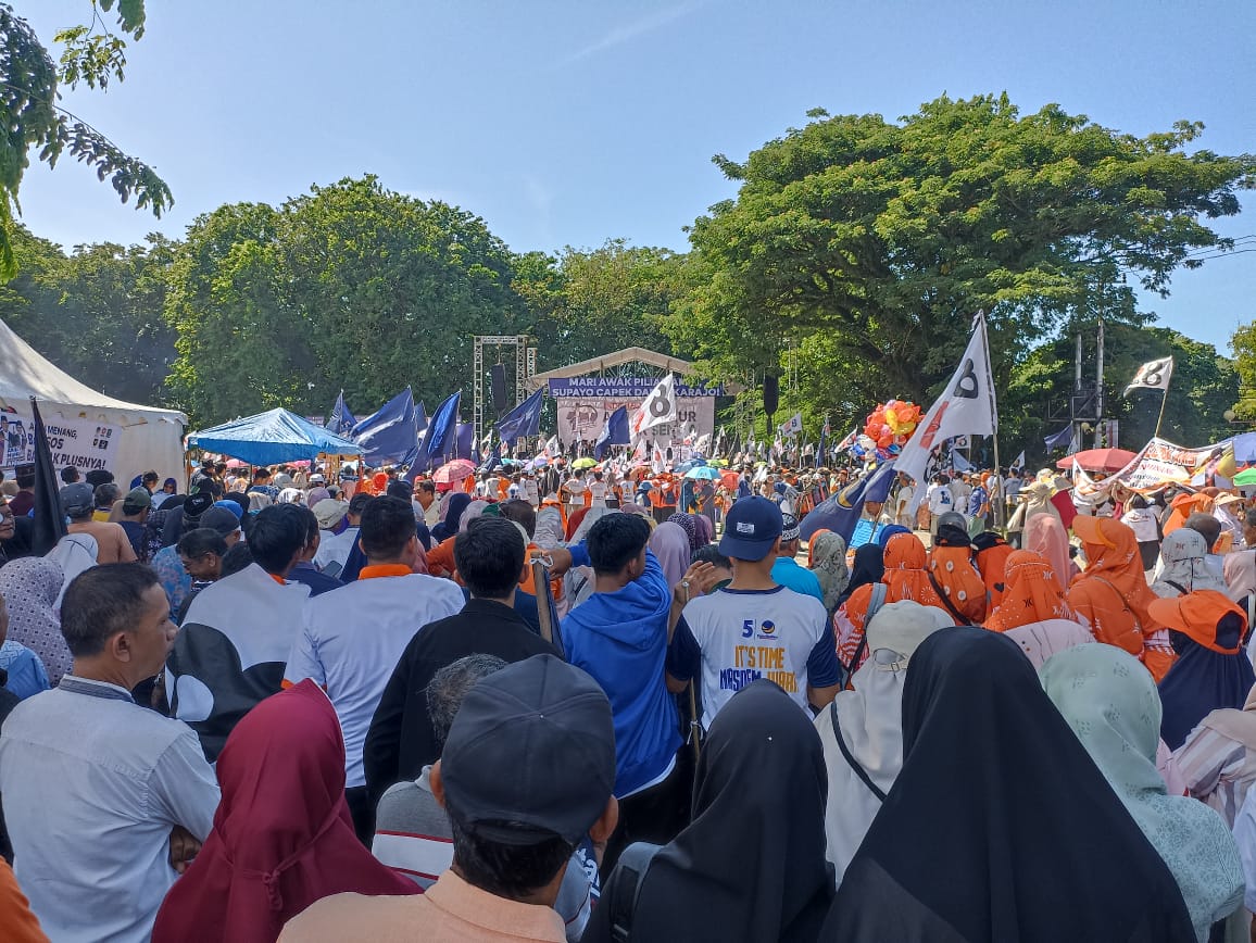 Kampanye Akbar Anies Baswedan Di GOR Agus Salim Padang Dipadati Ribuan ...