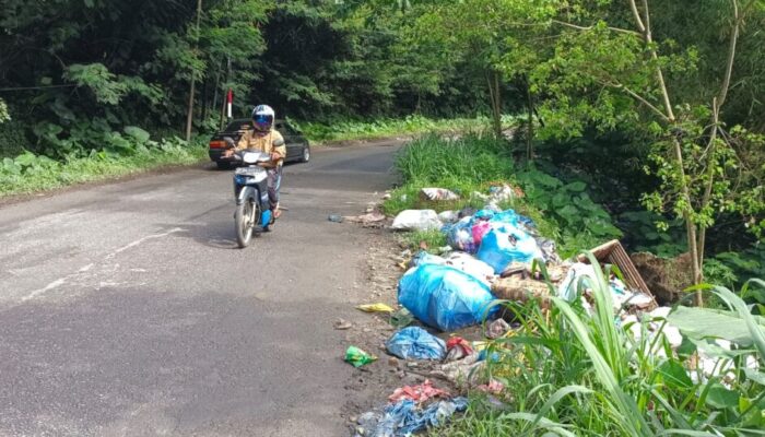Tumpukan Sampah di Jalur Bukittinggi-Batusangkar