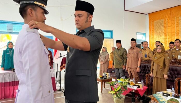 Dikukuhkan Bupati Sijunjung, Fery Yurnalis Jabat Camat Sumpur Kudus