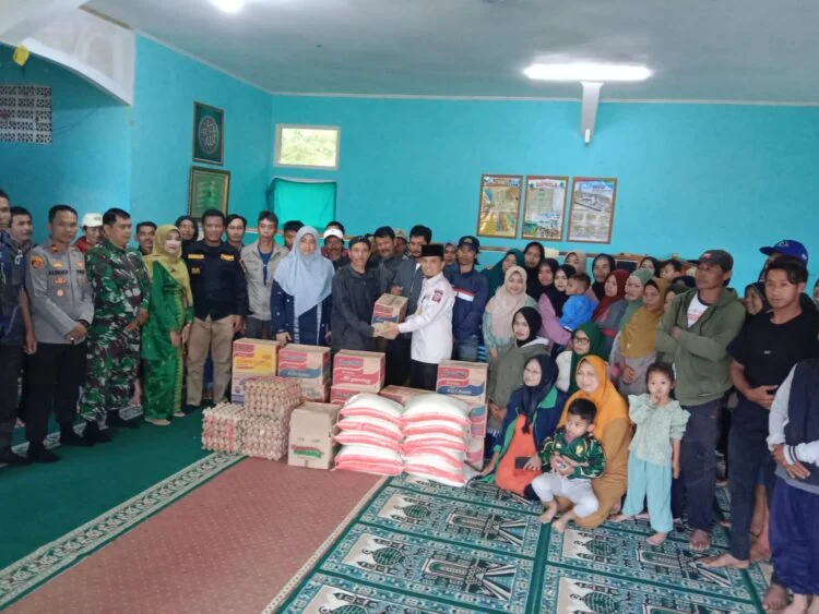 Bupati Tanah Datar, Eka Putra diwakili Kepala Dinas Sosial Afrizon menyerahkan bantuan kepada 24 KK di X Koto. REZKY