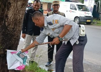 Bawaslu Kota Pariaman Tertibkan APK yang Langgar Aturan