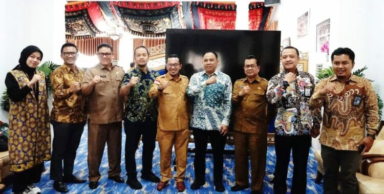 Bupati Tanah Datar, Eka Putra dan jajaran berfoto bersama Asdep Infrastruktur Dasar Perkotaan dan SDA Kemenko Marves, Lukijanto dan rombongan di Gedung Indo Jolito Batusangkar, Selasa (16/1). IST