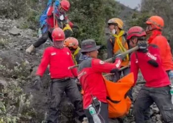 Hadapi Medan Berat, TRC Semen Padang Evakuasi Jenazah ke-13 Korban Erupsi Gunung Marapi