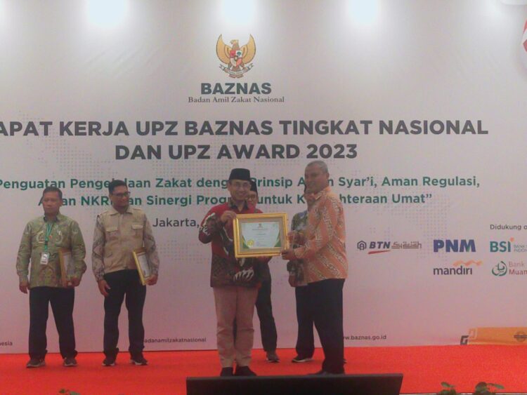 Ketua BAZNAS RI, Prof. Dr. KH. Noor Achmad, MA dan Wakil Ketua BAZNAS RI H. Mohkhamad Mahdum, SE saat menyerahkan penghargaan kepada UPZ Baznas Semen Padang pada Rapat Kerja UPZ BAZNAS Tingkat Nasional dan UPZ Awards 2023 yang digelar pada Selasa (5/12/2023) malam di Jakarta. IST
