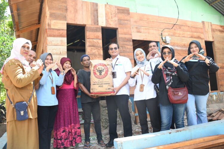 Kepala Departemen Komunikasi & Hukum Perusahaan PT Semen Padang Iskandar Z Lubis (lima dari kanan) menyerahkan bantuan berupa semen kepada warga di Kelurahan Bungus Selatan, Kecamatan Bunguis Teluk Kabung, Kota Padang, Senin (4/12/2023). Bantuan tersebut diserahkan sebagai bentuk dukungan PT Semen Padang pada Percepatan Pembangunan Rumah Layak Huni (RLH) Dalam Rangka Penanganan Kemiskinan Ekstrem di Provinsi Sumatera Barat (Sumbar). IST